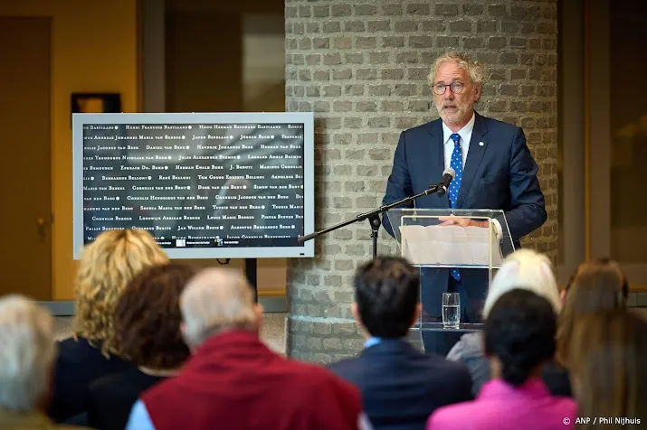 sprekers bij indie herdenking in kamer herdenken blijft nodig