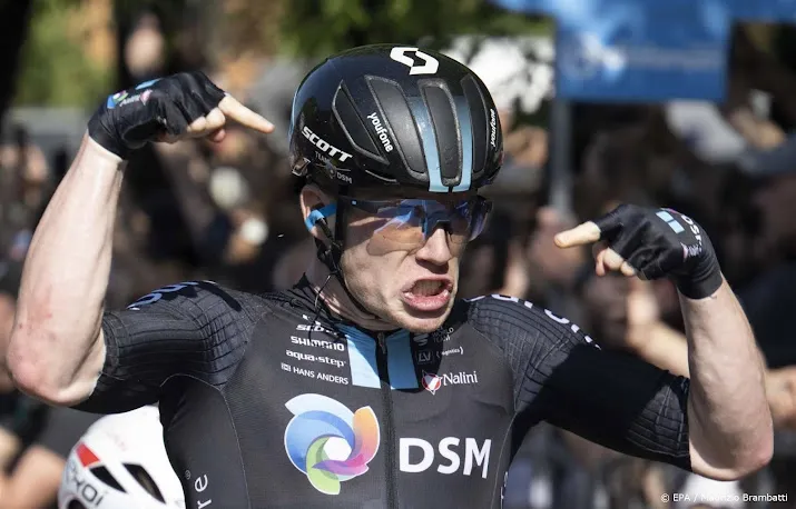 sprinter dainese bezorgt dsm ritzege in giro