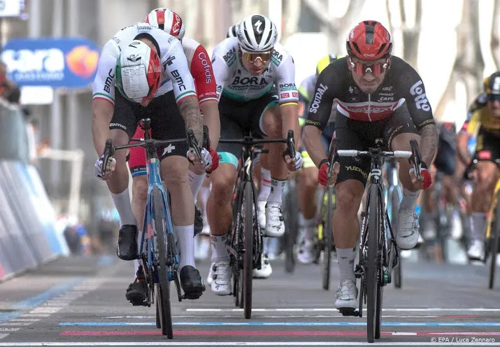 sprinter ewan boekt tweede ritzege in giro ditalia