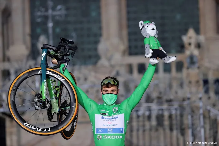 sprinter jakobsen gehuldigd als winnaar puntentrui vuelta