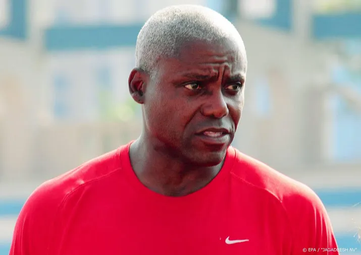 sprintkampioen carl lewis pleit voor olympische spelen in 2022