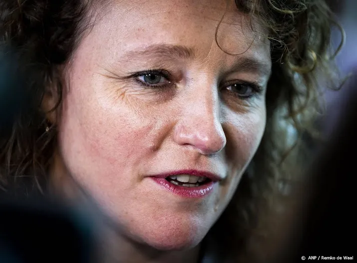staande ovatie en prijs voor renske leijten bij sp congres