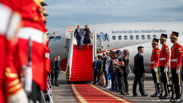 staatsbezoek indonesie begint met kranslegging
