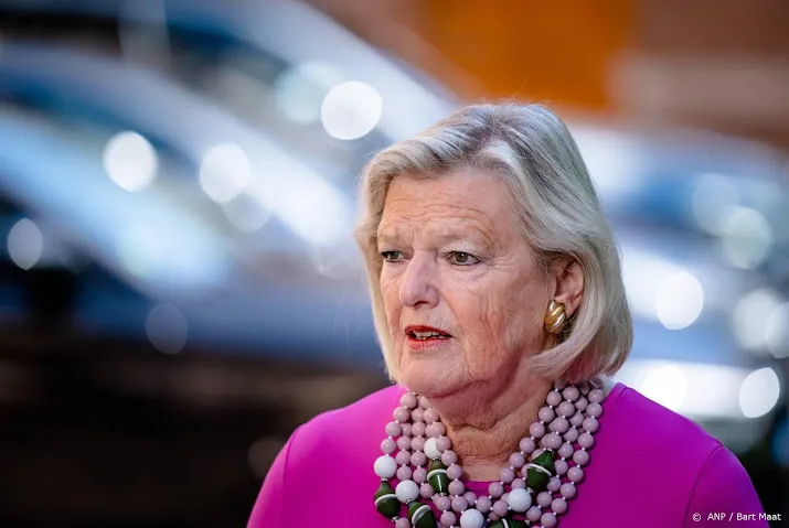 staatssecretaris gaat met buschauffeurs ter apel in gesprek