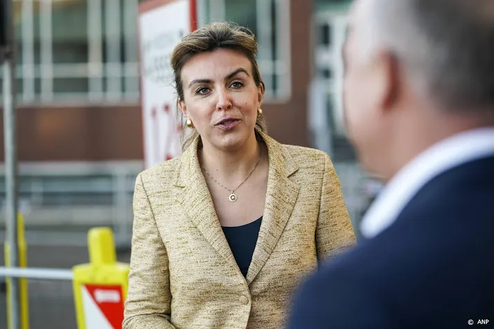 staatssecretaris roept ns en bonden op conflict snel op te lossen