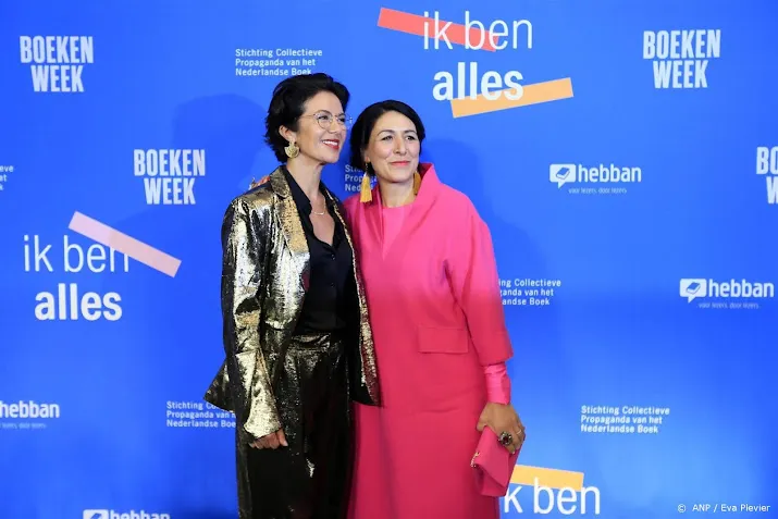 staatssecretaris uslu heel blij met pim lammers bij boekenbal