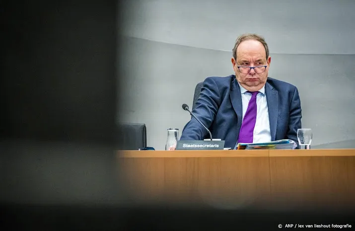 staatssecretaris vindt kwestie arib slecht voor aanzien politiek