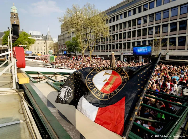 stadhuisplein rotterdam loopt vol met feyenoord fans