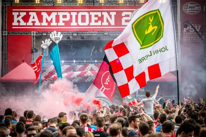 stadhuisplein stroomt vol voor huldiging psv