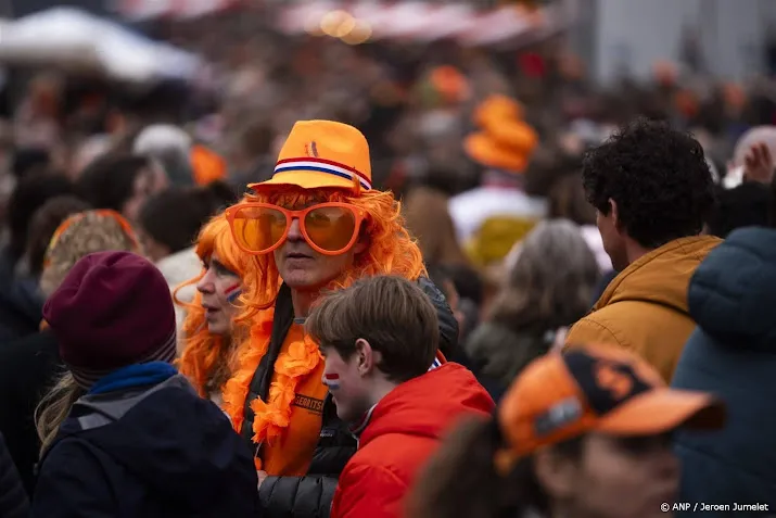 stadscentra stromen langzaam vol voor koningsnachtfeesten