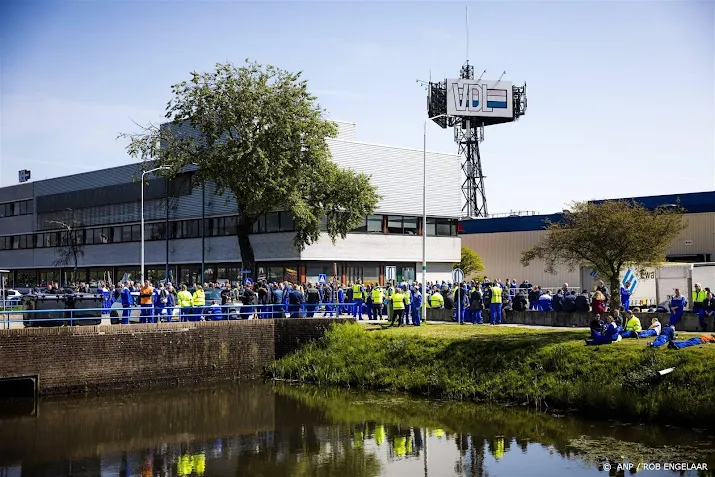 staking legt autofabriek nedcar dinsdag plat