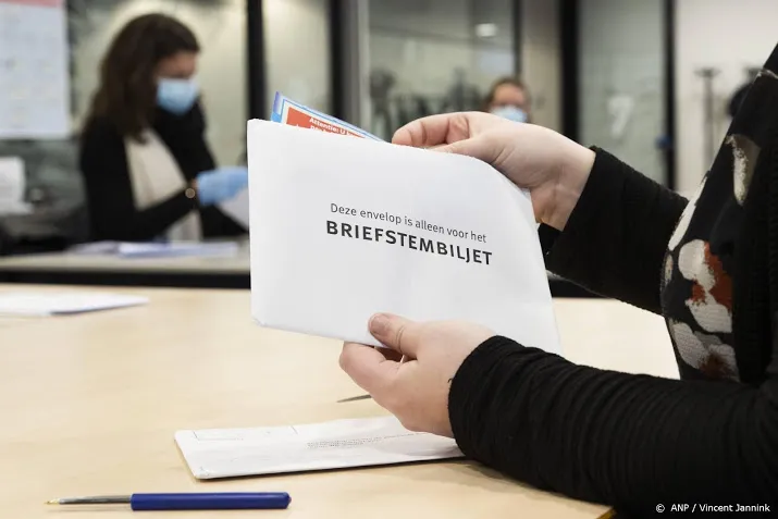 stapel ongeadresseerde enveloppen met stembiljet bij gemeenten