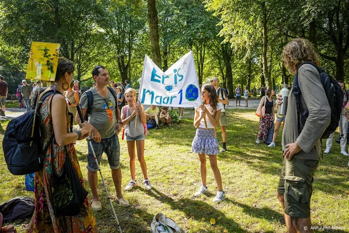 stationshal den haag centraal druk met demonstranten