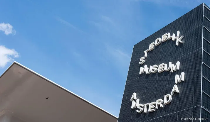 stedelijk eert crouwel met expositie