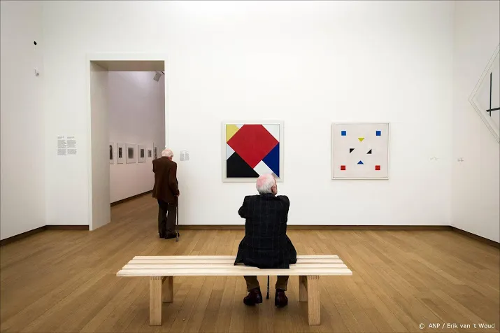 stedelijk museum toont migranten in parijs
