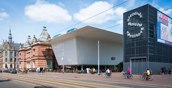 stedelijk toont amsterdam magisch centrum