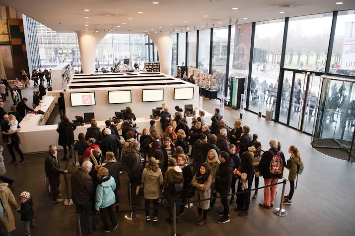 stedelijk toont vaste collectie in nieuwe jas