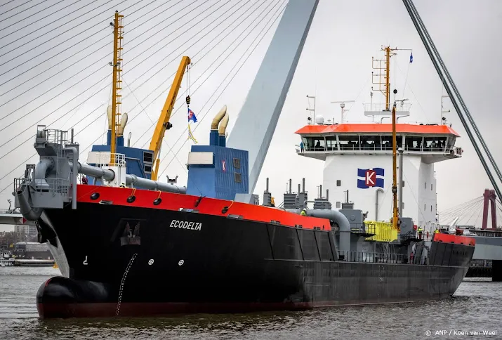 steeds meer grote zeeschepen in quarantaine in haven rotterdam