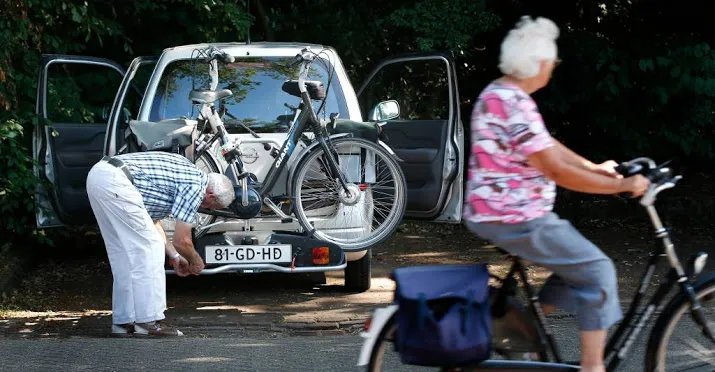 steeds meer ouderen achter het stuur