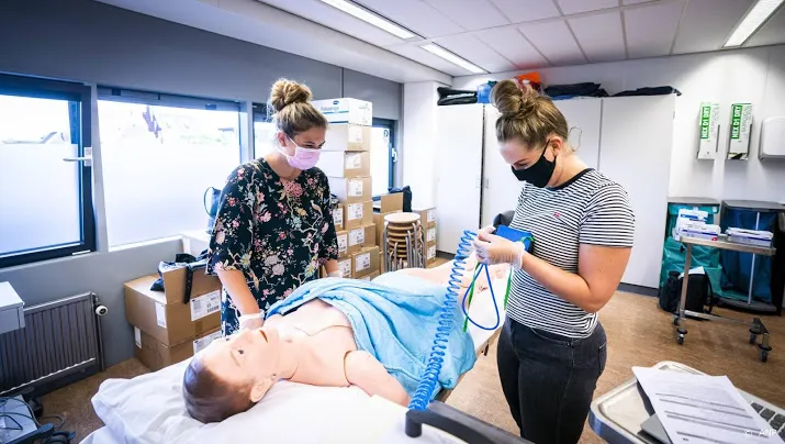 steeds meer studenten kiezen voor hbo opleiding verpleegkunde