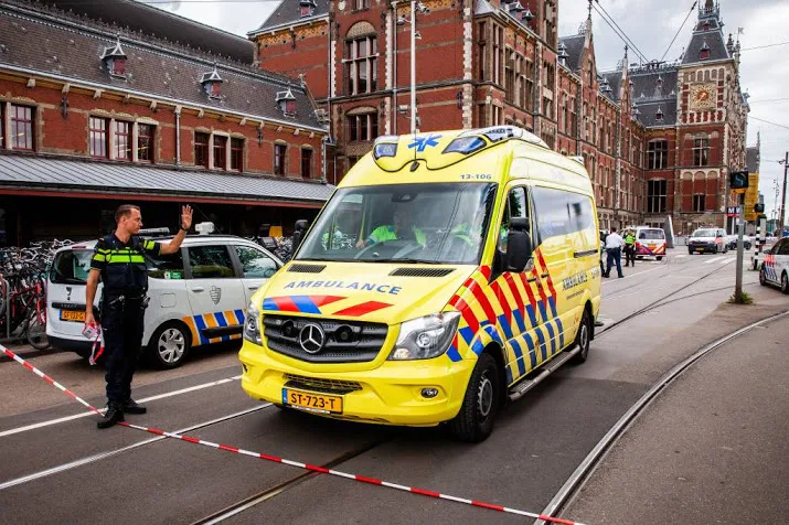 steekpartij amsterdam cs mogelijk terreurdaad