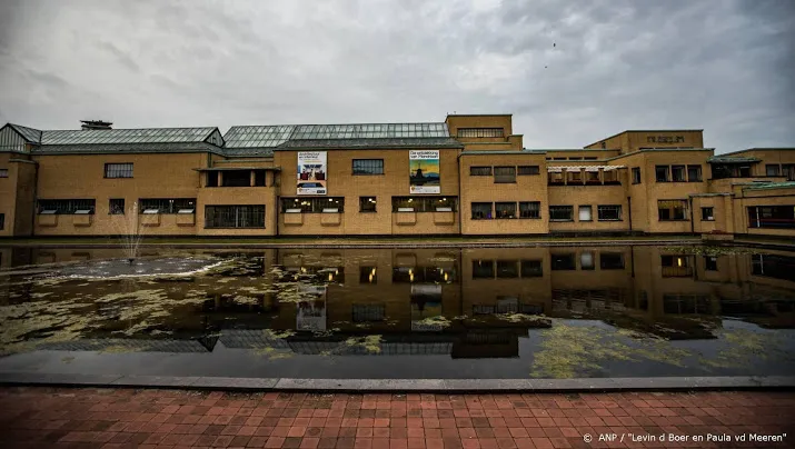stembus in museum kiezen voor breitner of israels