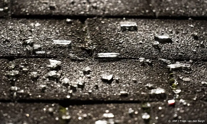 stenen door ruiten van woning persfotograaf in vlaardingen
