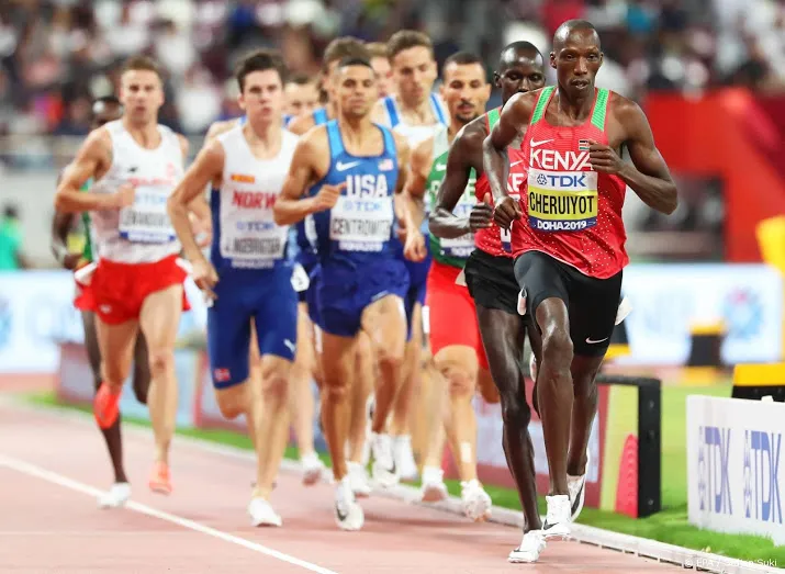 sterke solo brengt cheruiyot goud 1500 meter