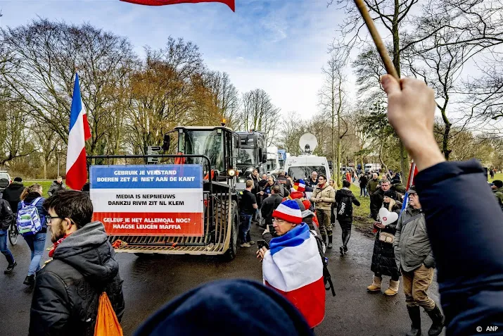 steunbetuiging met tractoren bij gevangenis voor shovelchauffeur