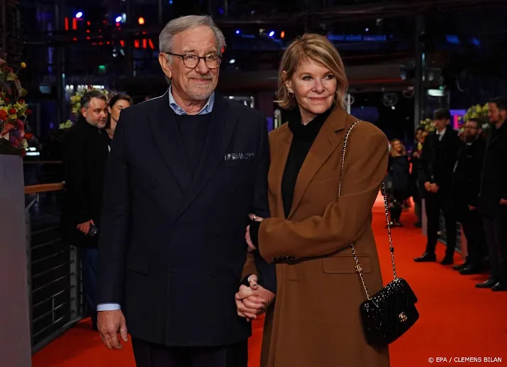steven spielberg brengt bezoek aan johannes vermeer expositie