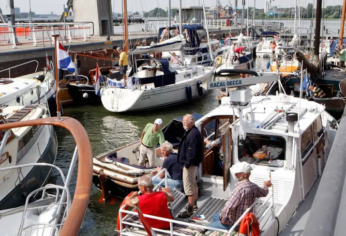 stewards helpen plezierschippers sluis door