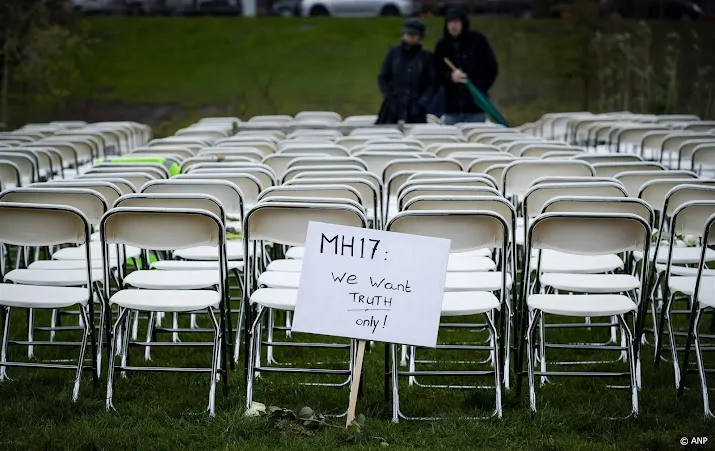 stil protest mh17 met lege stoelen voor russische ambassade