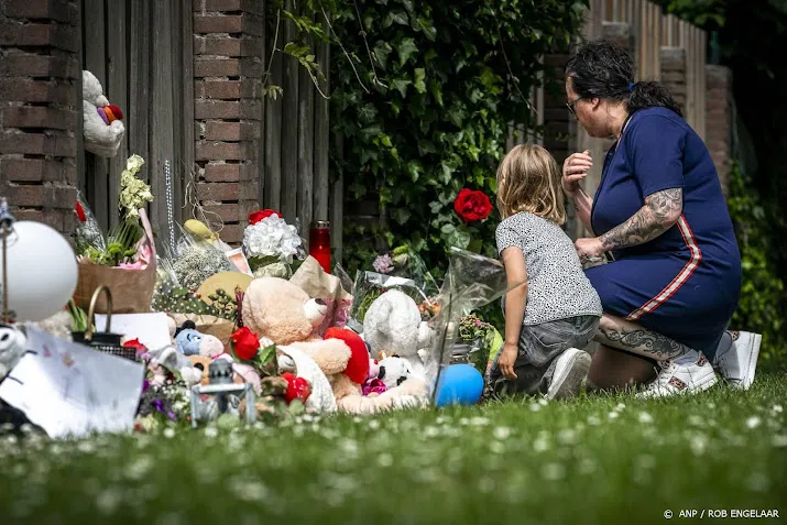 stille tocht en erehaag met autos en motoren voor gino