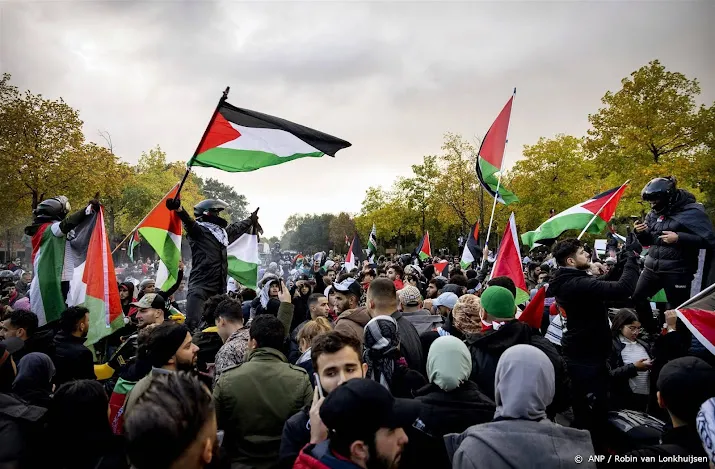 stoet van pro palestina mars aangekomen in westerpark in amsterdam
