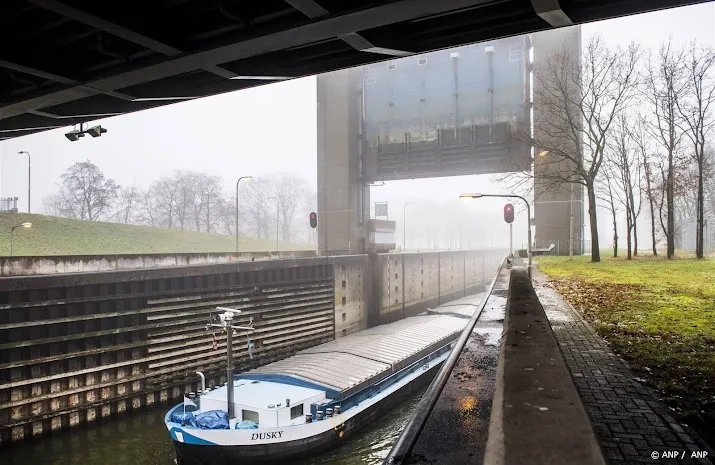 storing bij sluis grave zeker 21 schepen kunnen niet verder