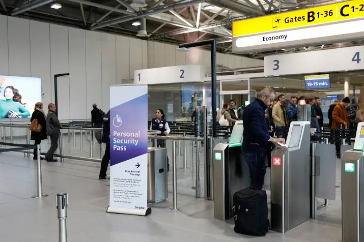 storing op schiphol bij paspoort poortjes
