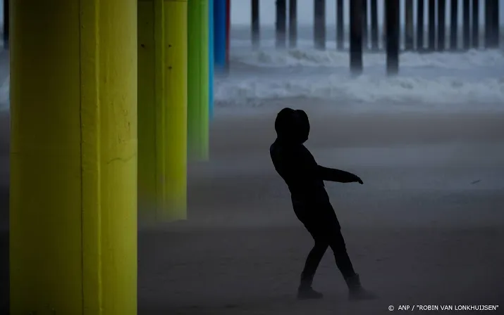 storm ciara aan de kust op hoogtepunt