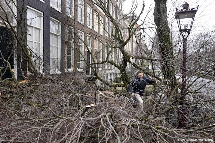 storm eunice trekt noordwaarts midden en zuiden iets rustiger