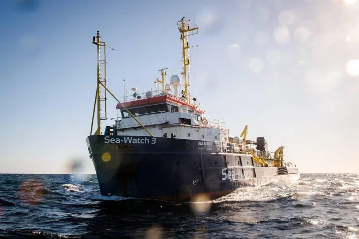storm koerst af op migrantenschip sea watch