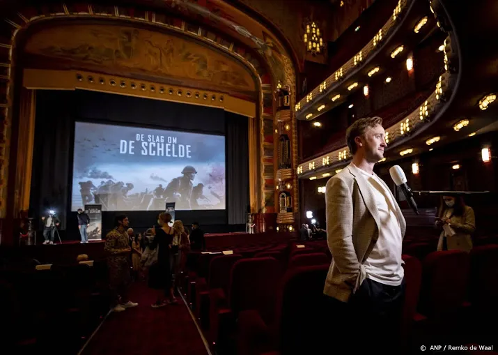 stormloop op bioscopen op eerste dag heropening
