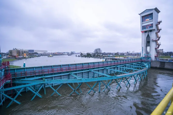 stormvloedkeringen dicht wegens hoogwater en storm corrie