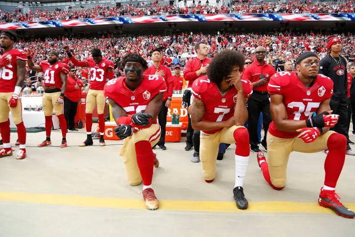 straf voor knielen bij volkslied in nfl