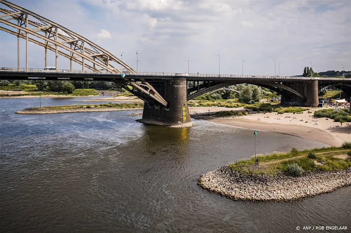 strand waar stuk van waalbrug in nijmegen neerkwam blijft dicht
