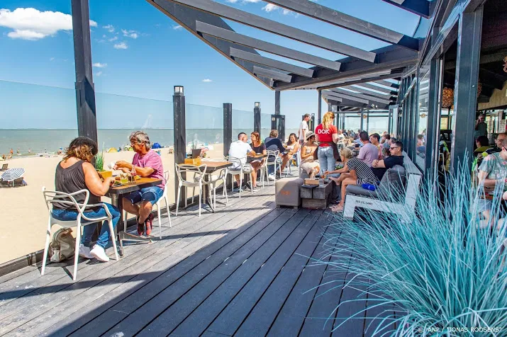strandpaviljoens mogen in de winter blijven staan maar niet open