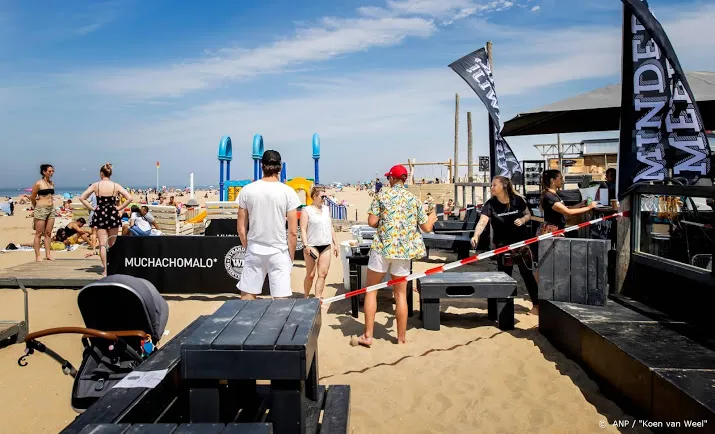 strandtenten scheveningen zijn er klaar voor blijven lachen