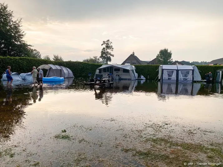 straten en camping blank door stevige onweersbuien