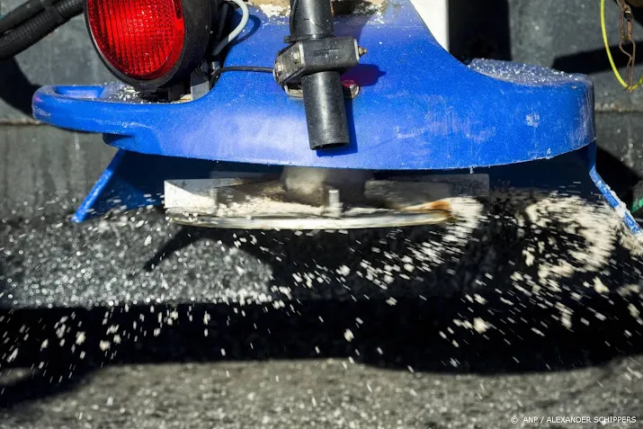 strooiwagen belandt door gladheid in haagse sloot