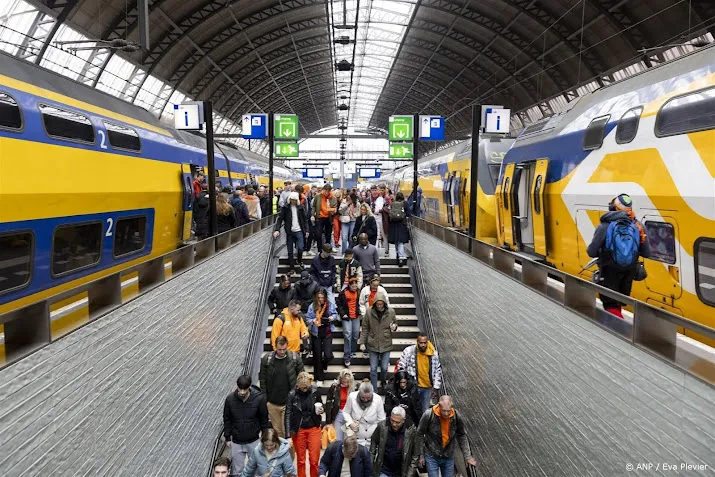 stroom feestvierders in trein langzamer op gang door slecht weer