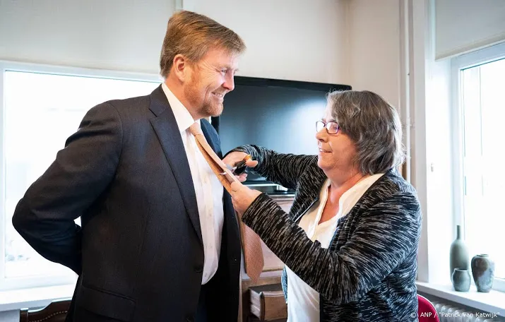 stropdas koning doorgeknipt bij bezoek aan daklozencentrum