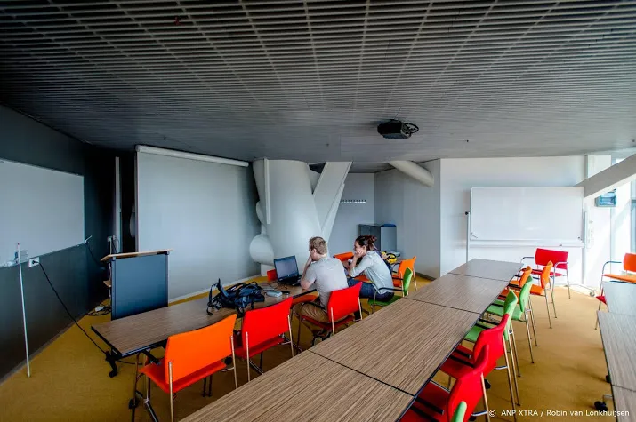 student wordt opgeroepen de coronaregels goed na te leven